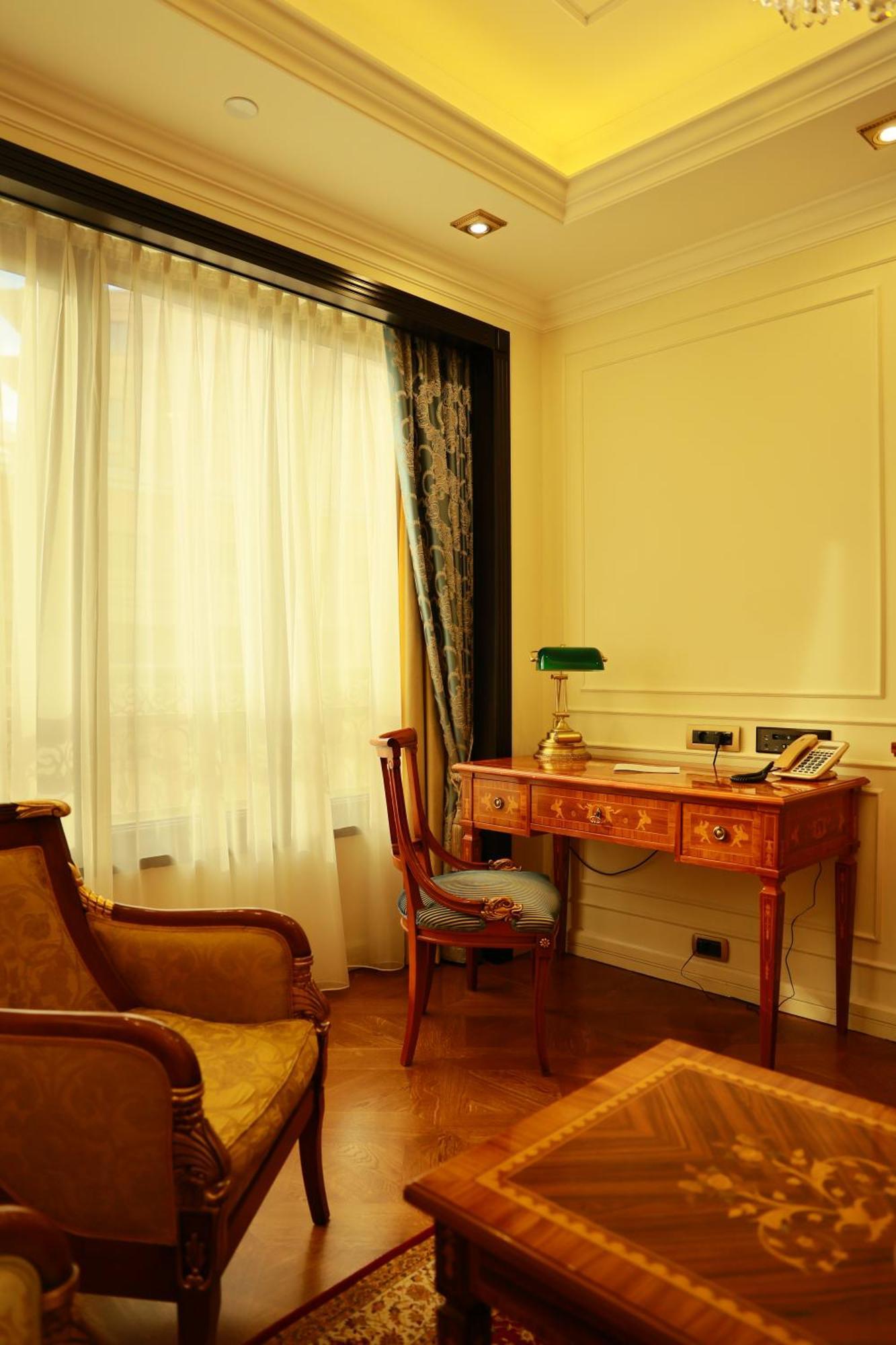 Golden Palace Hotel เยเรวาน ภายนอก รูปภาพ