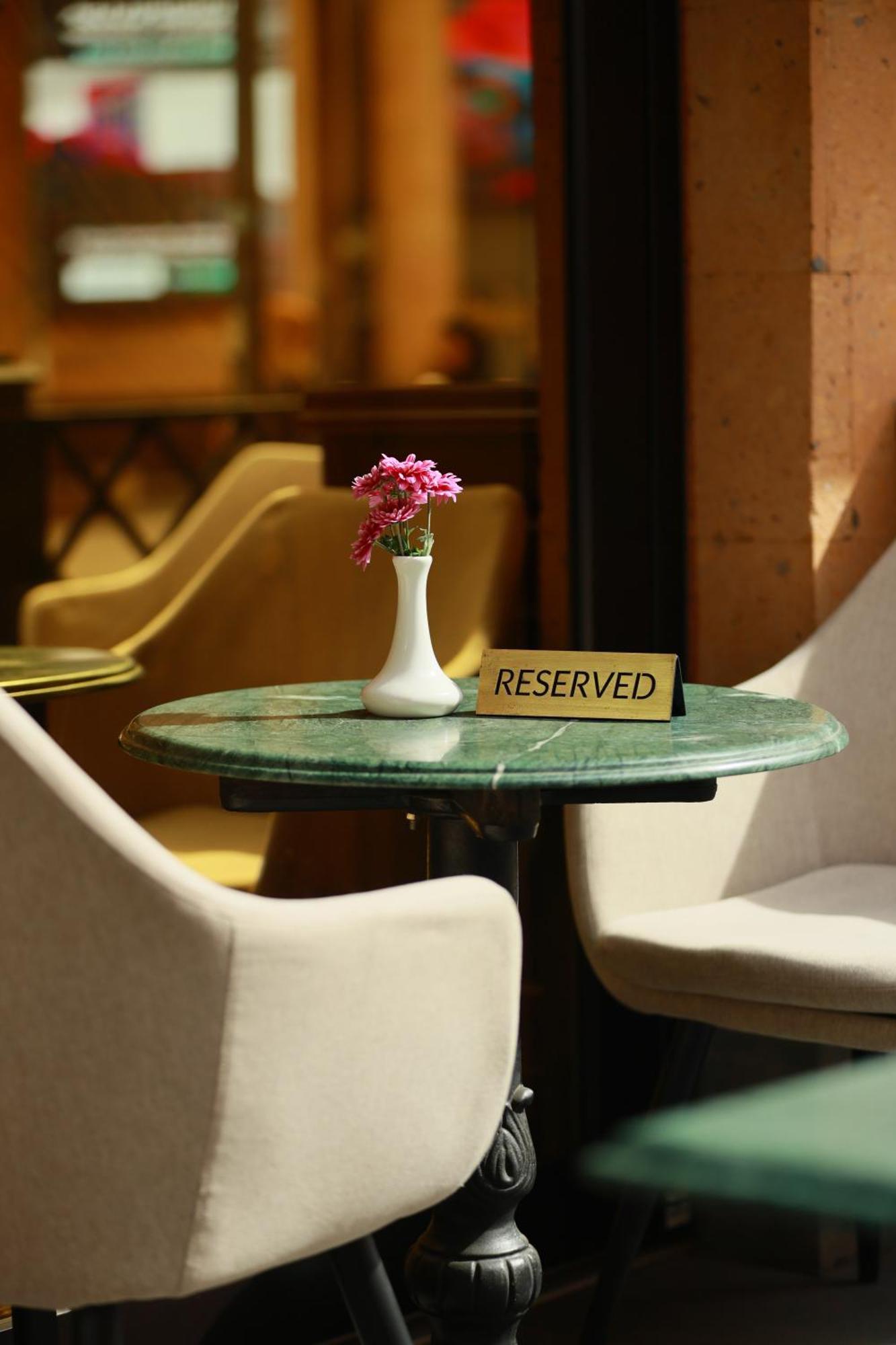 Golden Palace Hotel เยเรวาน ภายนอก รูปภาพ