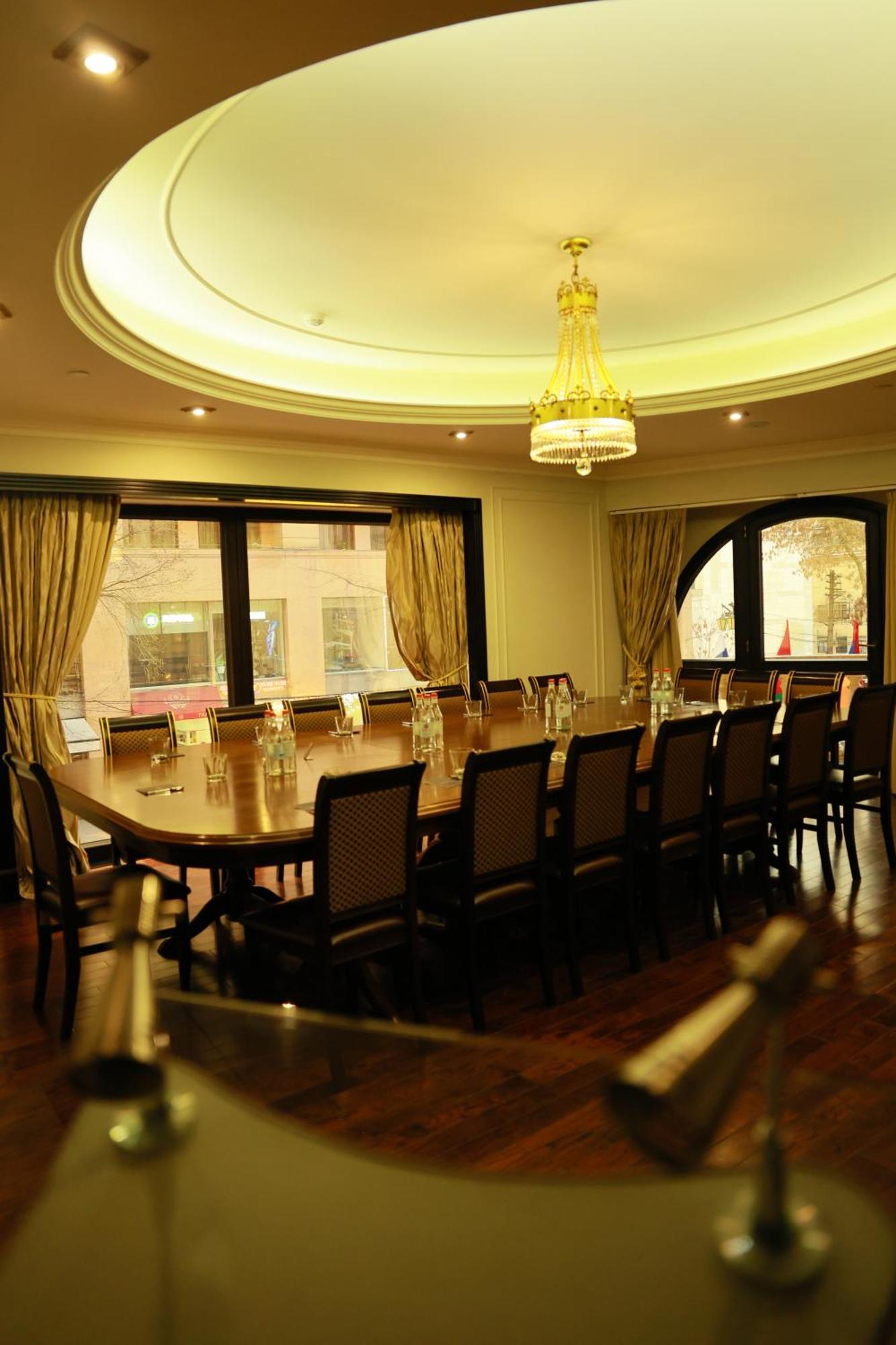 Golden Palace Hotel เยเรวาน ภายนอก รูปภาพ