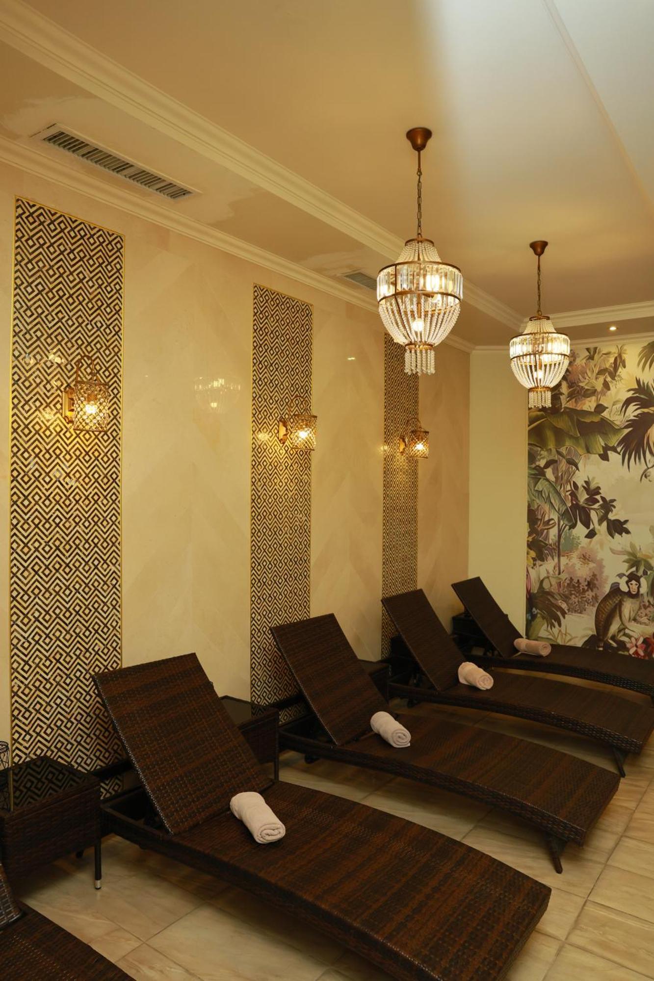 Golden Palace Hotel เยเรวาน ภายนอก รูปภาพ