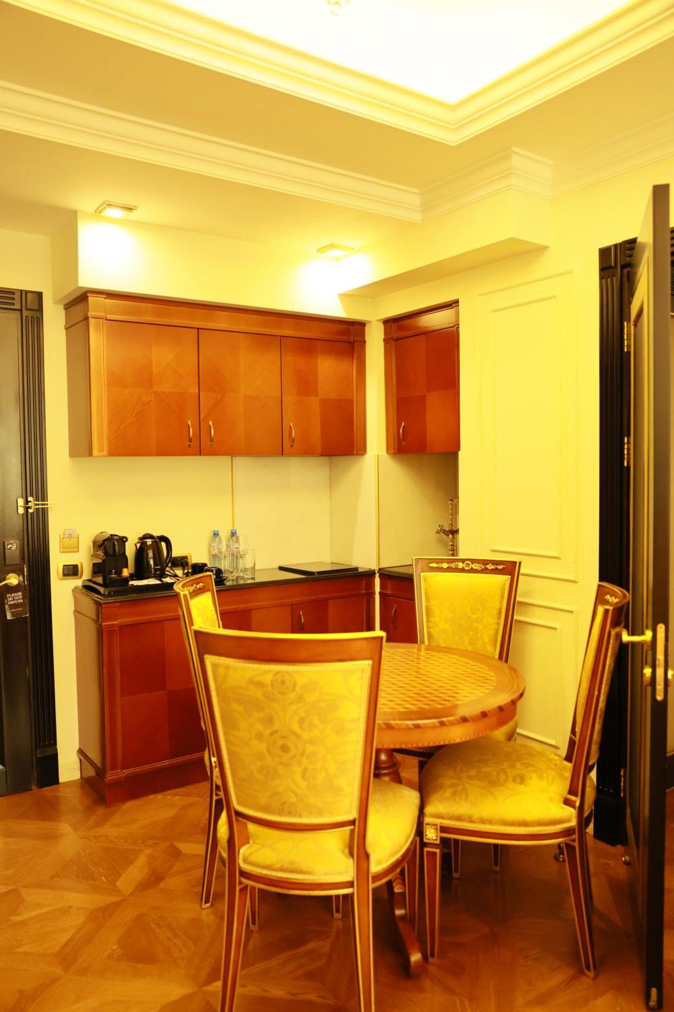 Golden Palace Hotel เยเรวาน ภายนอก รูปภาพ