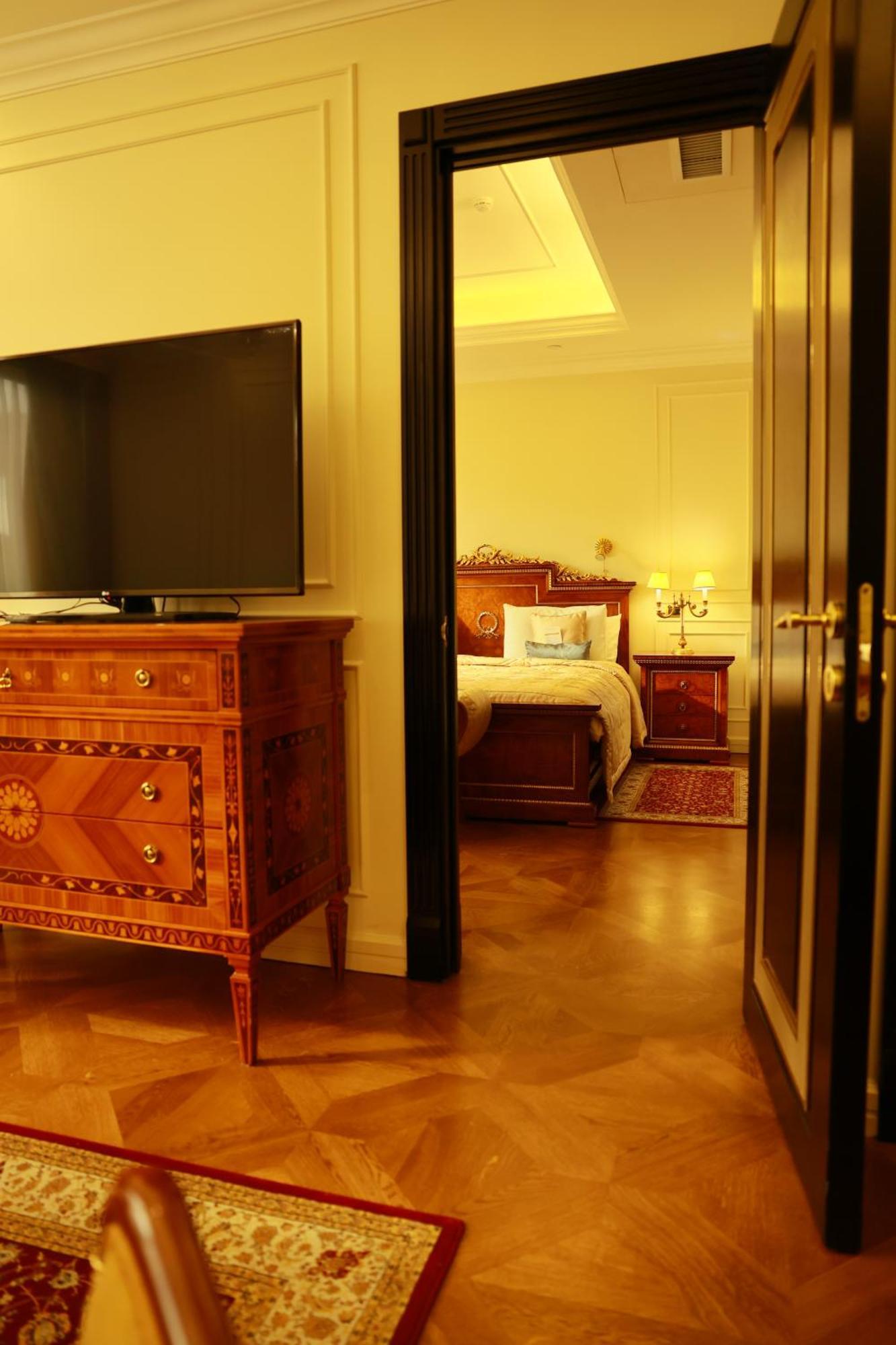 Golden Palace Hotel เยเรวาน ภายนอก รูปภาพ