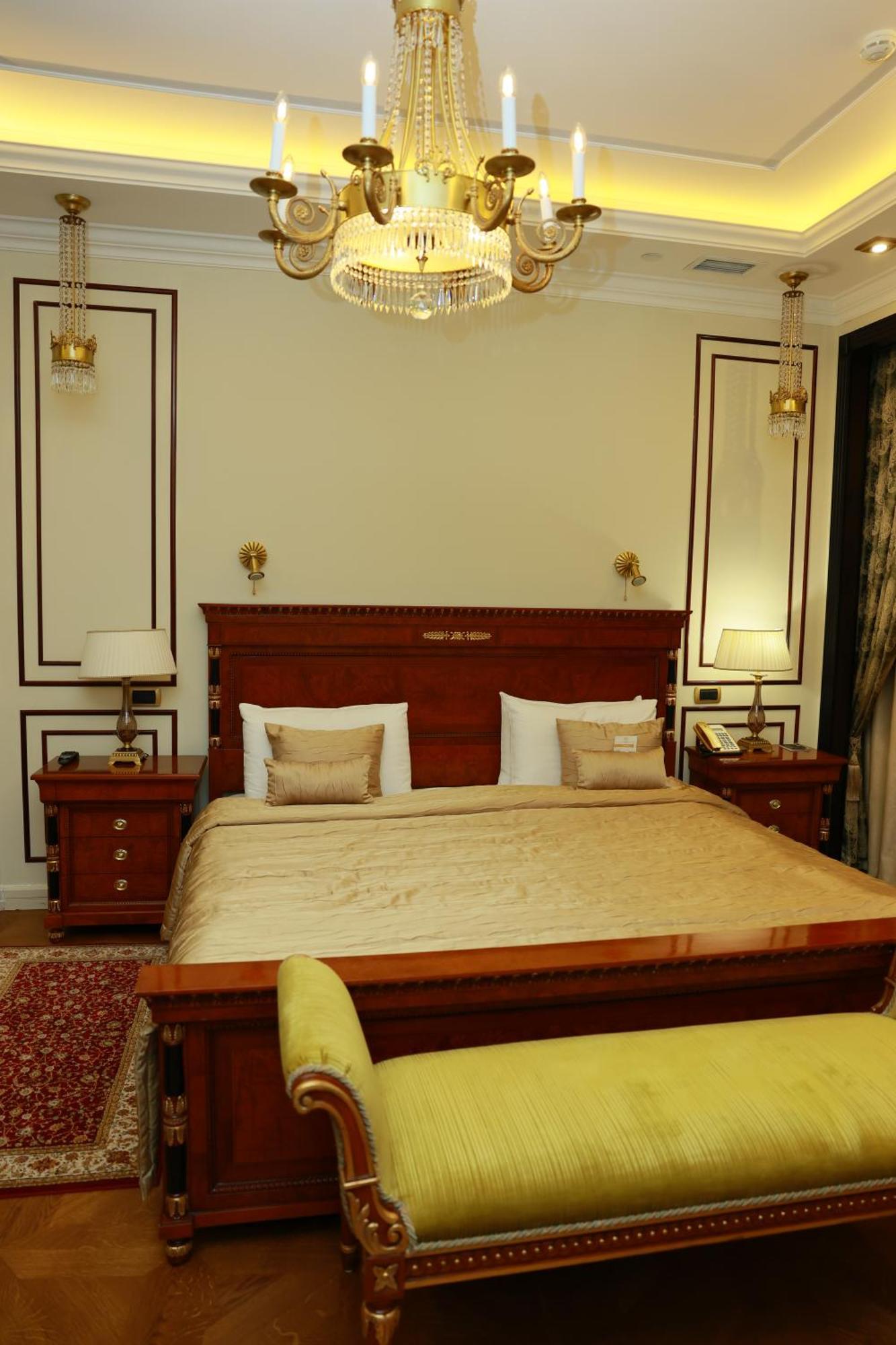 Golden Palace Hotel เยเรวาน ภายนอก รูปภาพ