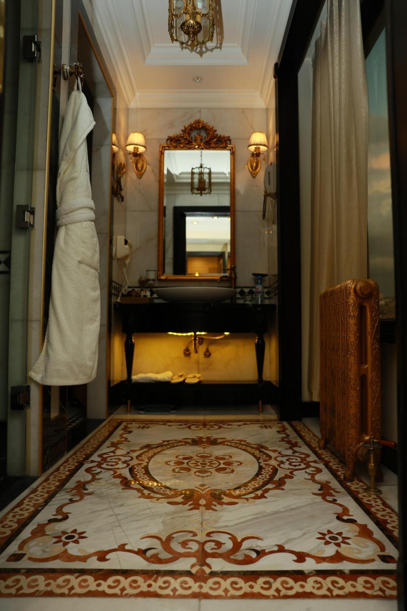 Golden Palace Hotel เยเรวาน ภายนอก รูปภาพ