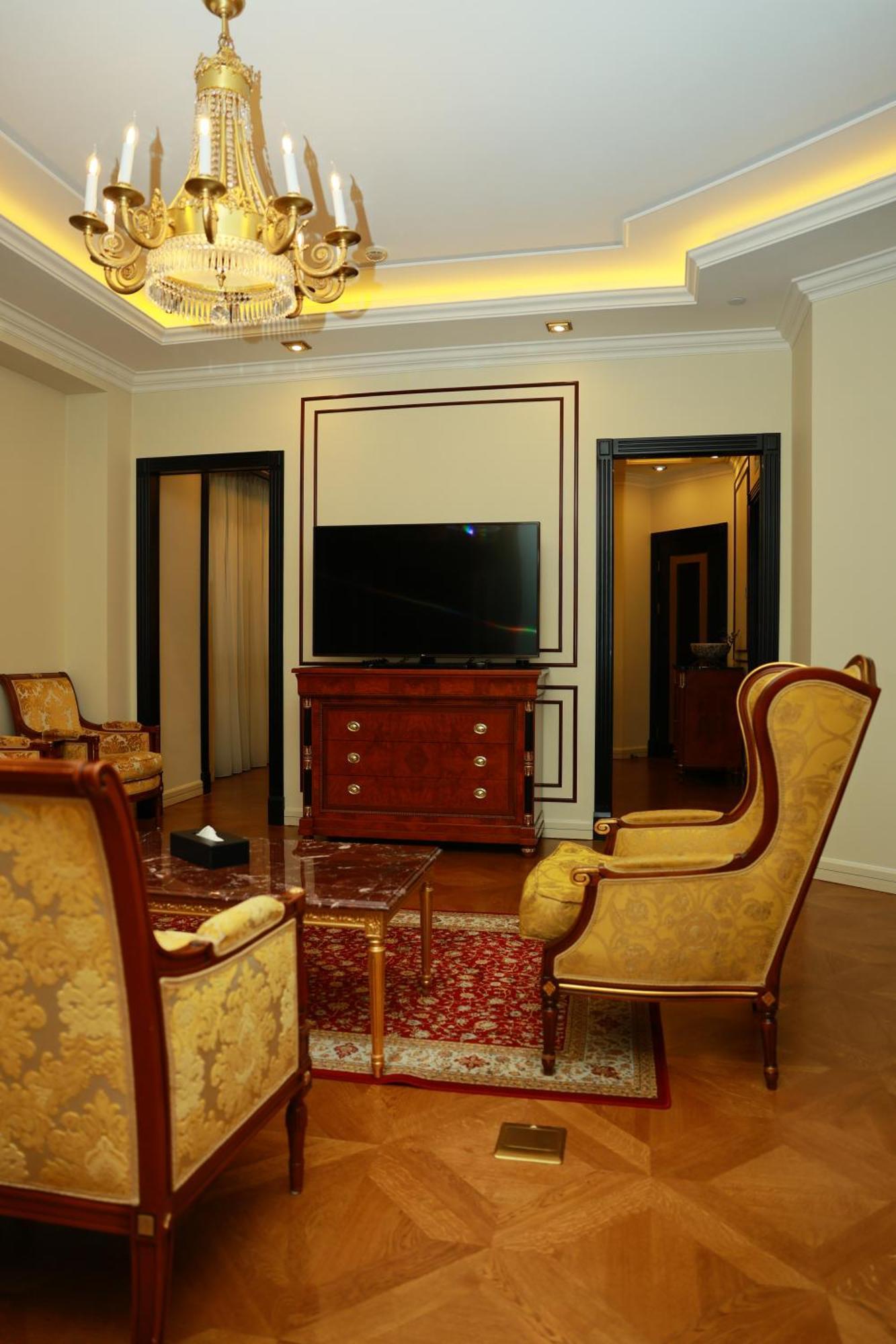 Golden Palace Hotel เยเรวาน ภายนอก รูปภาพ