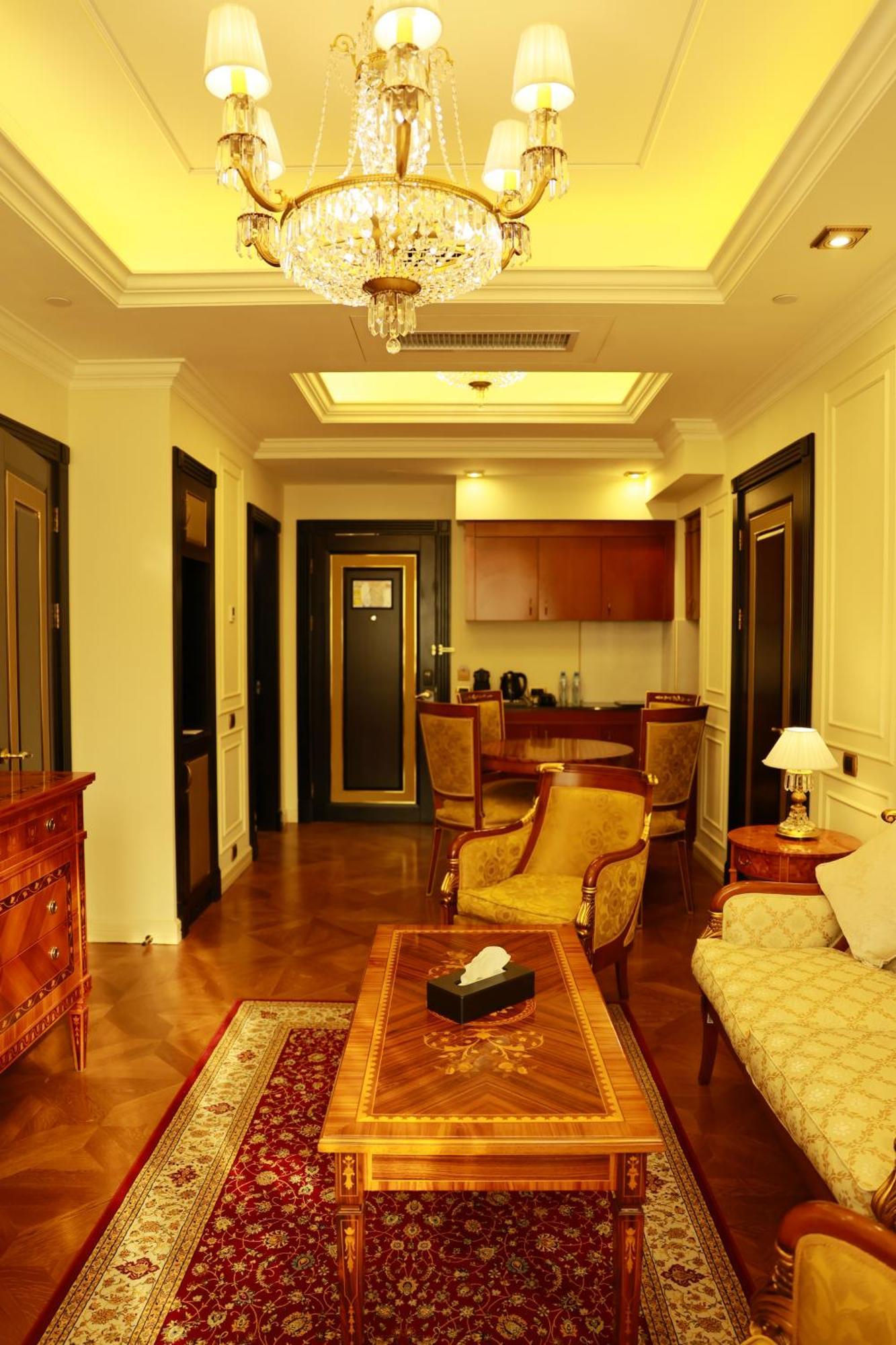 Golden Palace Hotel เยเรวาน ภายนอก รูปภาพ