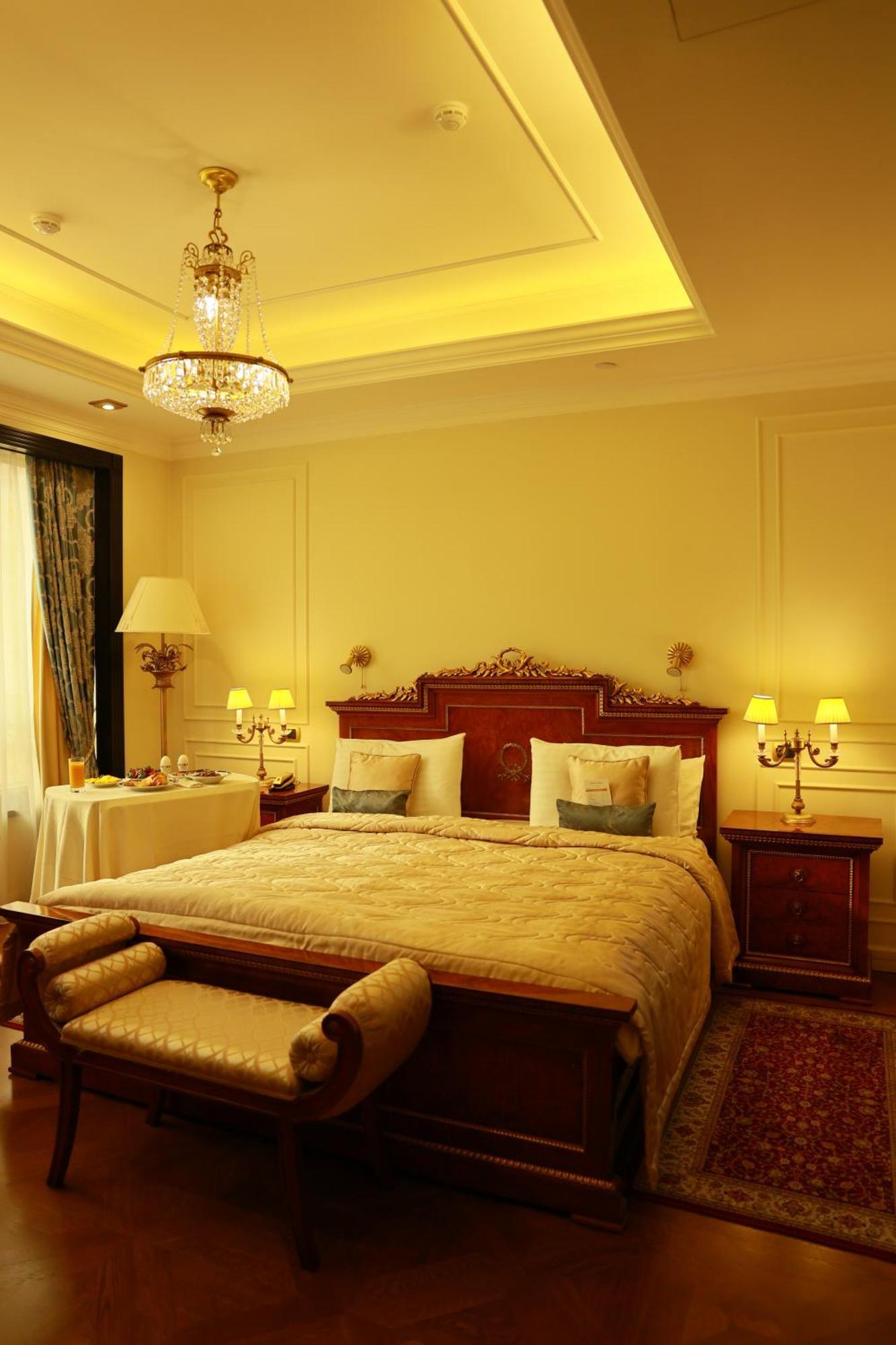 Golden Palace Hotel เยเรวาน ภายนอก รูปภาพ