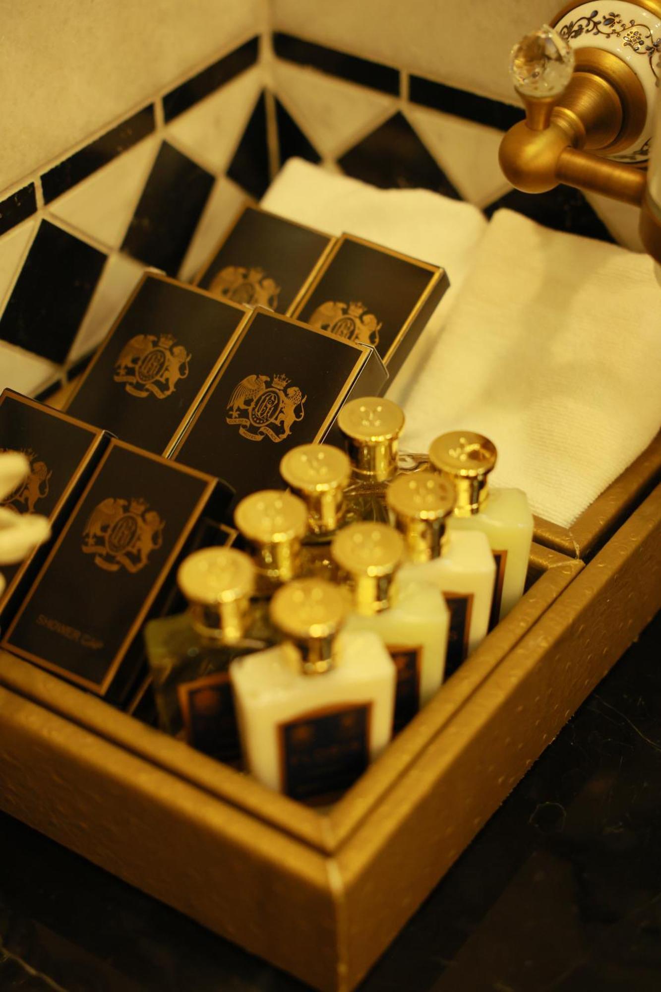 Golden Palace Hotel เยเรวาน ภายนอก รูปภาพ