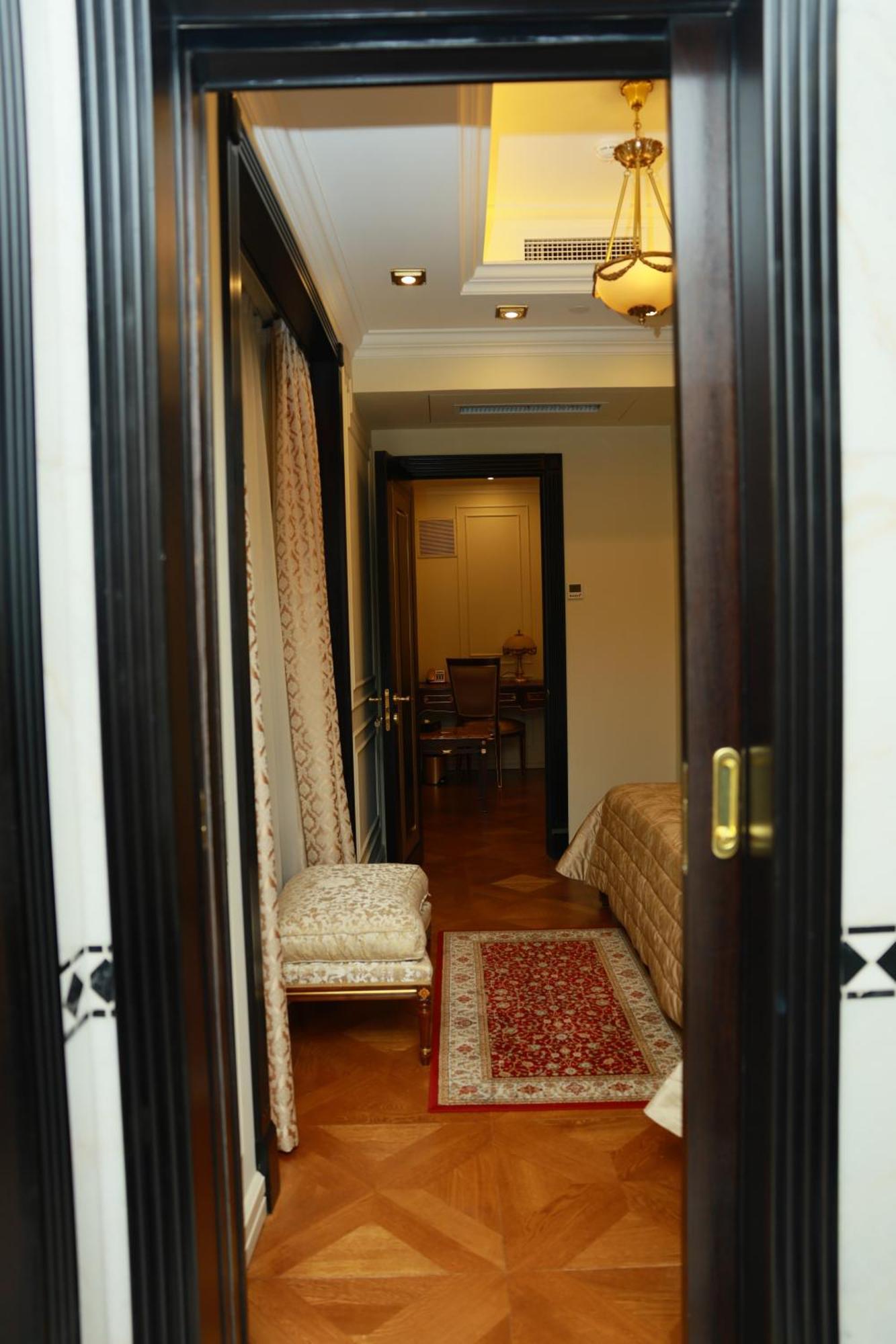 Golden Palace Hotel เยเรวาน ภายนอก รูปภาพ