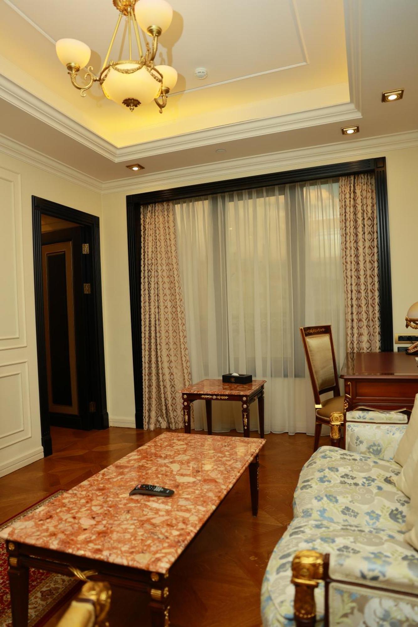 Golden Palace Hotel เยเรวาน ภายนอก รูปภาพ