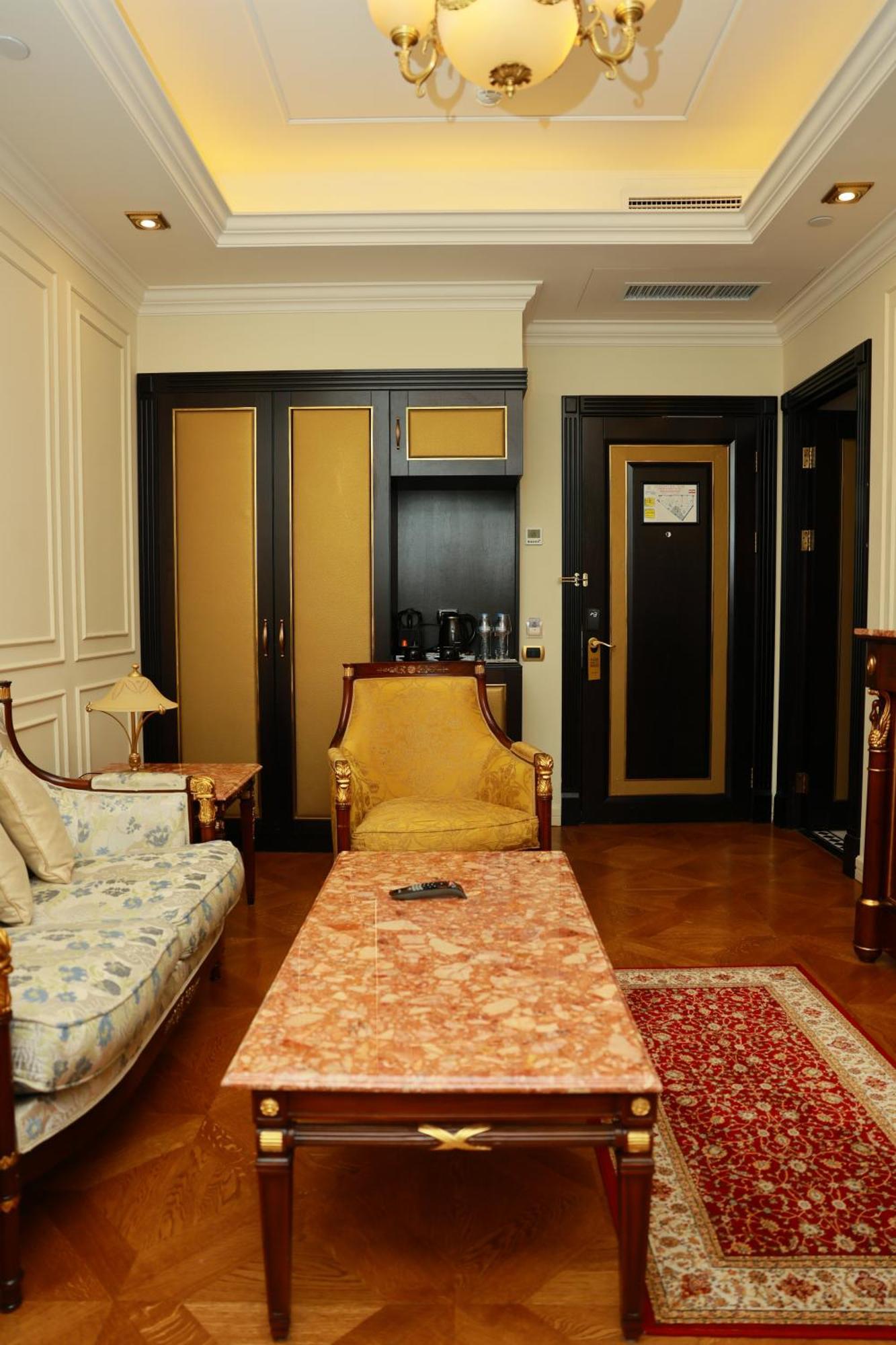 Golden Palace Hotel เยเรวาน ภายนอก รูปภาพ