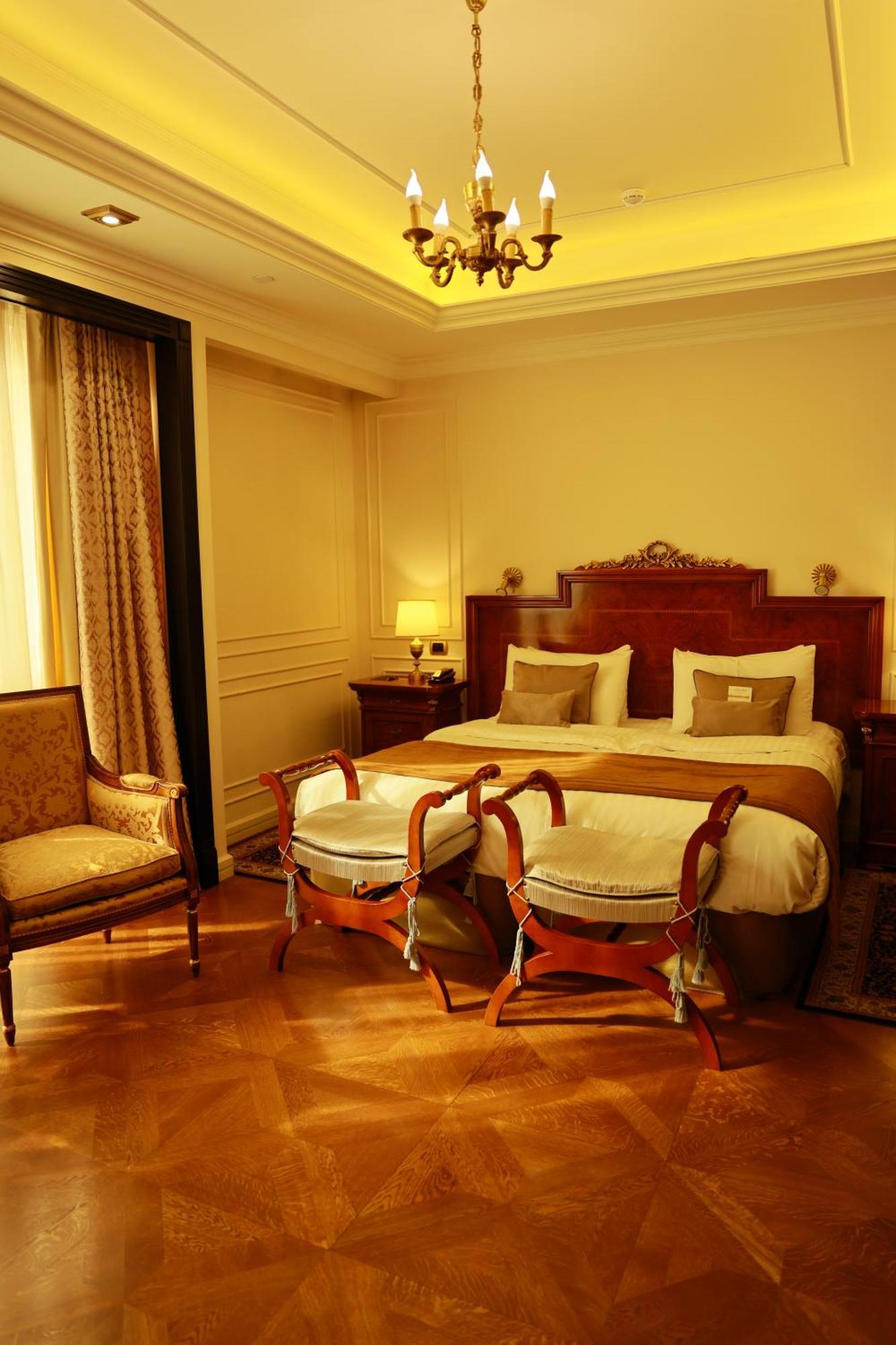 Golden Palace Hotel เยเรวาน ภายนอก รูปภาพ