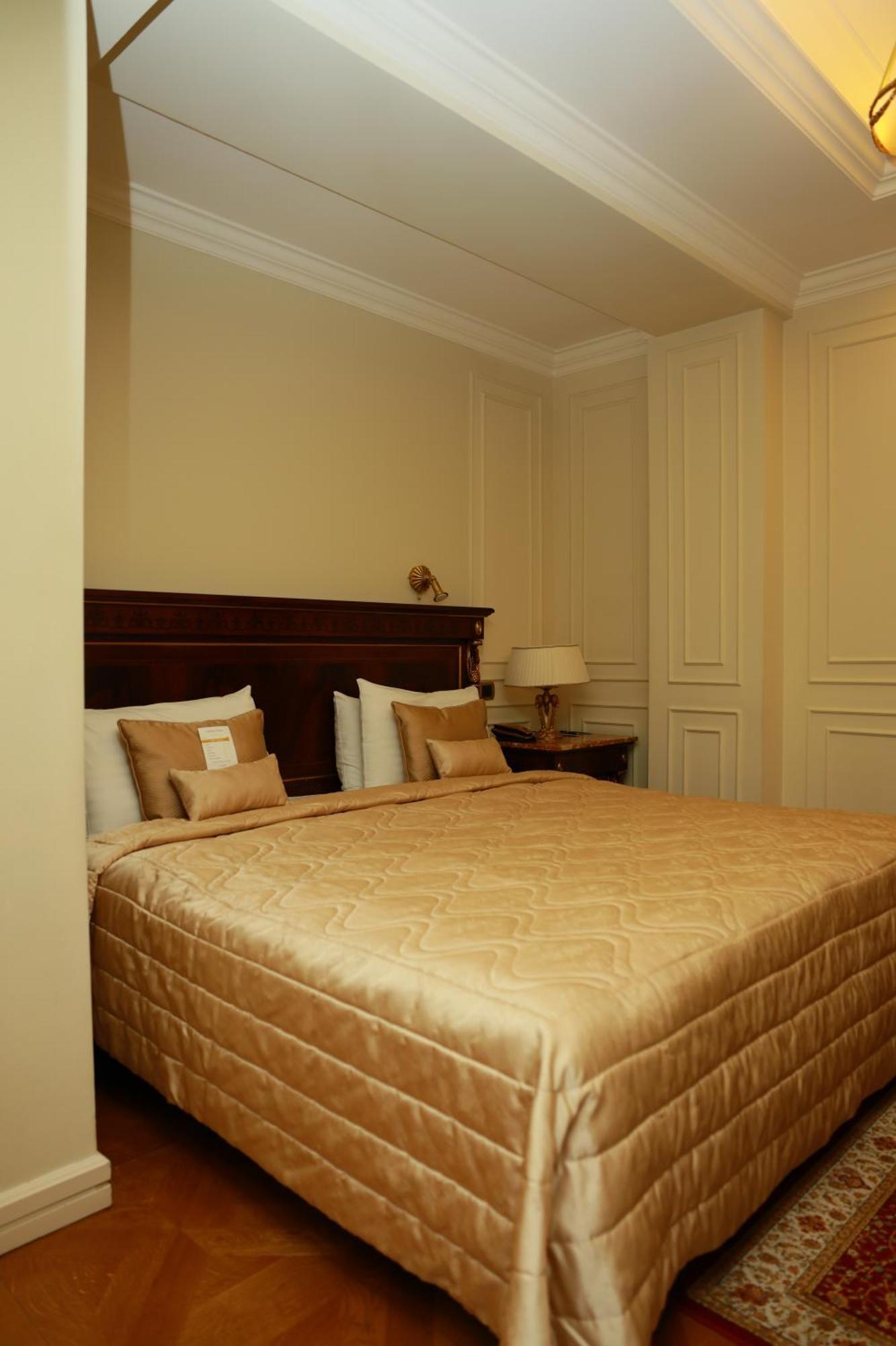 Golden Palace Hotel เยเรวาน ภายนอก รูปภาพ