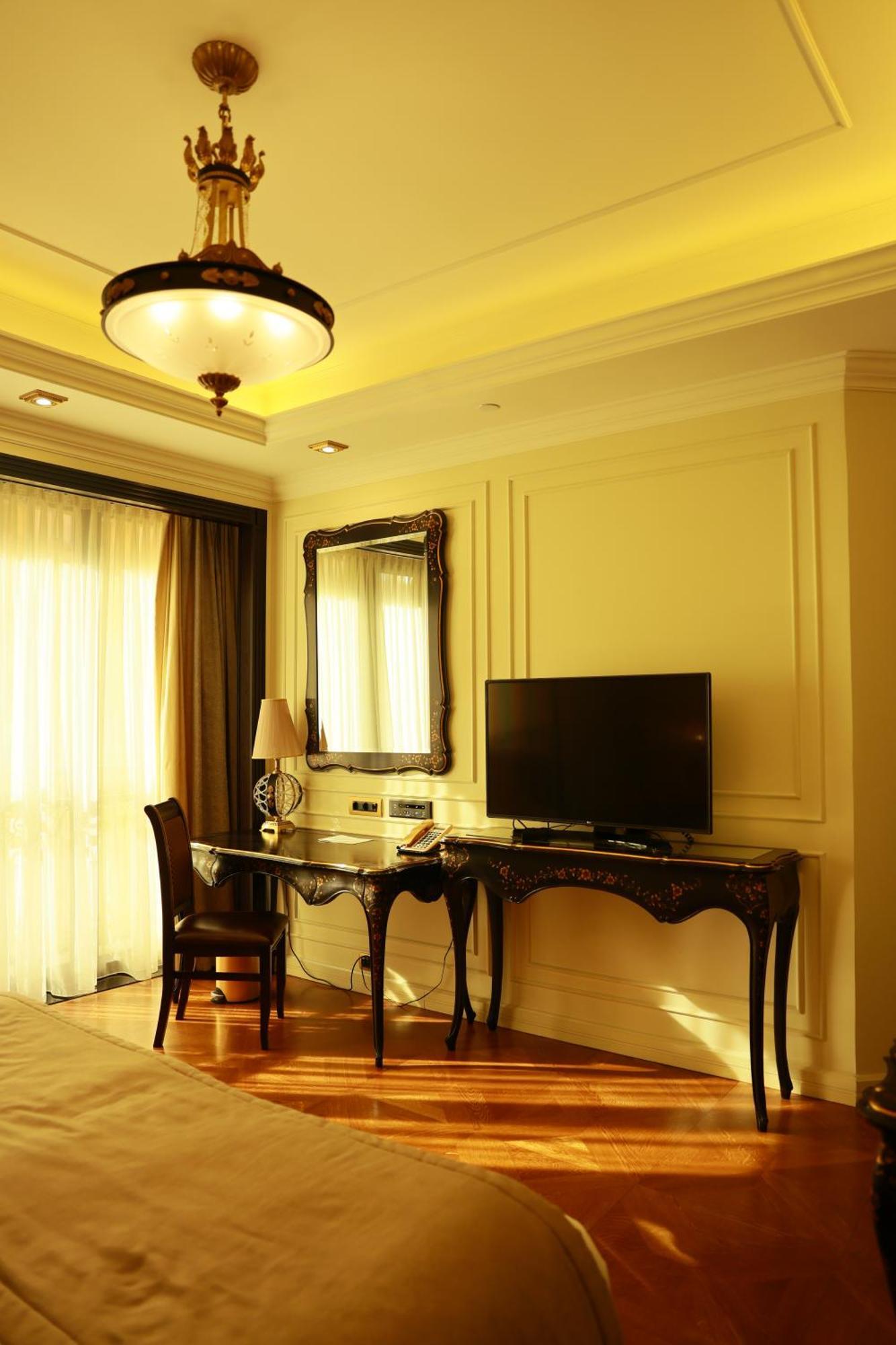 Golden Palace Hotel เยเรวาน ภายนอก รูปภาพ